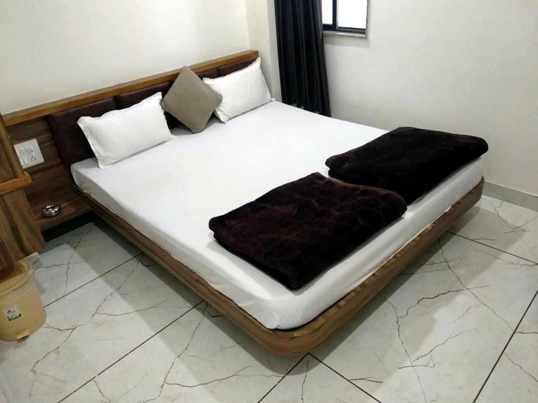 Hotel Milan Ahmedabad Eksteriør billede